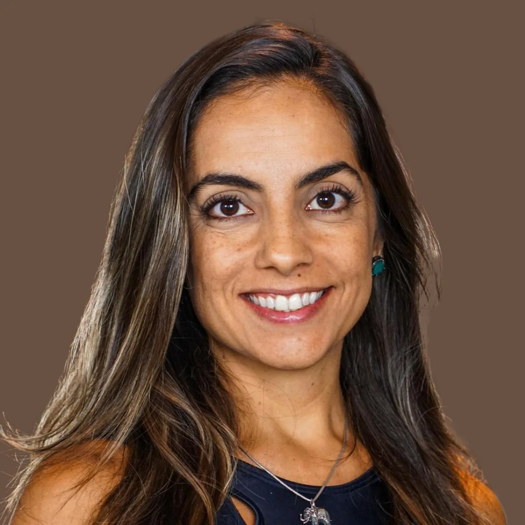 Giovana Borba, professora de yoga, sorrindo em postura de yoga